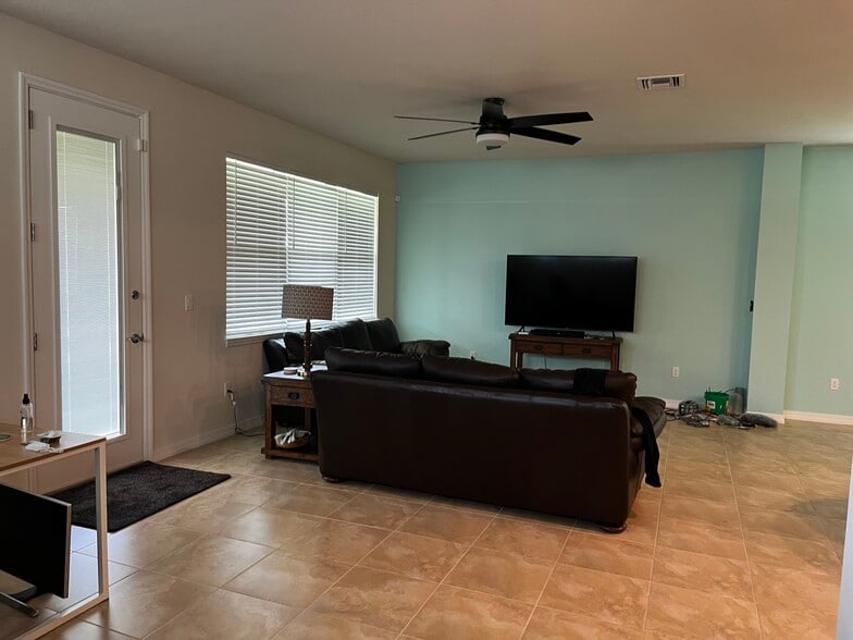 Living room - 1418 Evergreen Ter