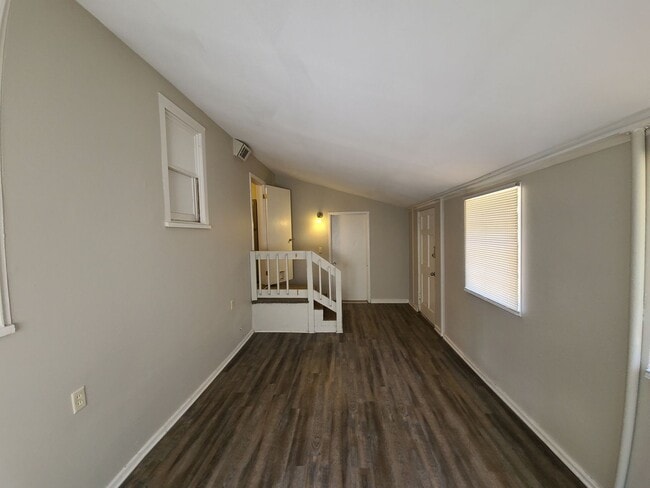 Building Photo - 2 bedroom 1 bath house w/ bonus room off G...