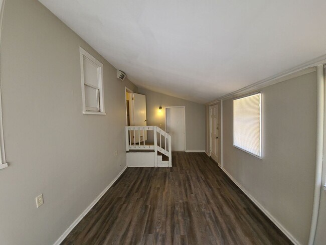 Building Photo - 2 bedroom 1 bath house w/ bonus room off Gulf Beach Hwy!