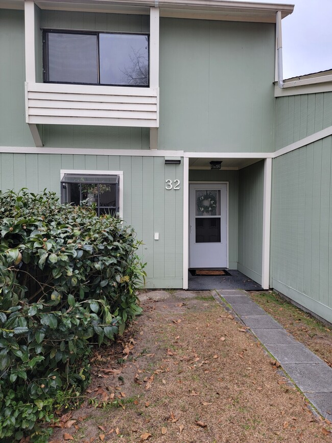 Building Photo - 32 Quarterdeck Townes