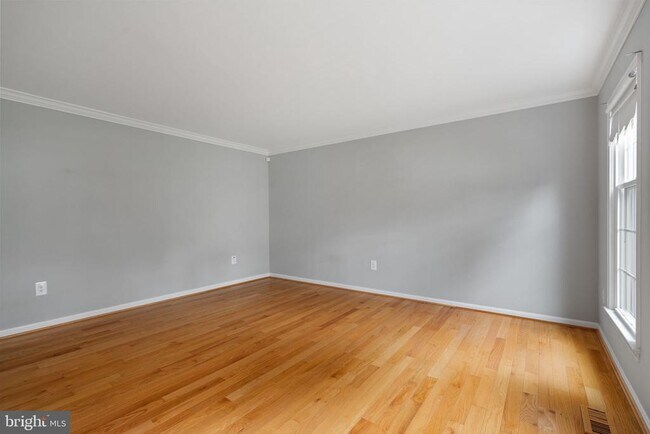Building Photo - 8527 Silverview Dr