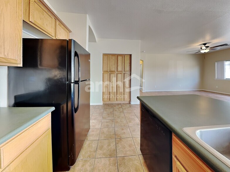 Building Photo - 11852 W Cambridge Ave