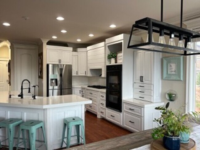 Building Photo - Very Spacious 6 bedroom home with amazing ...