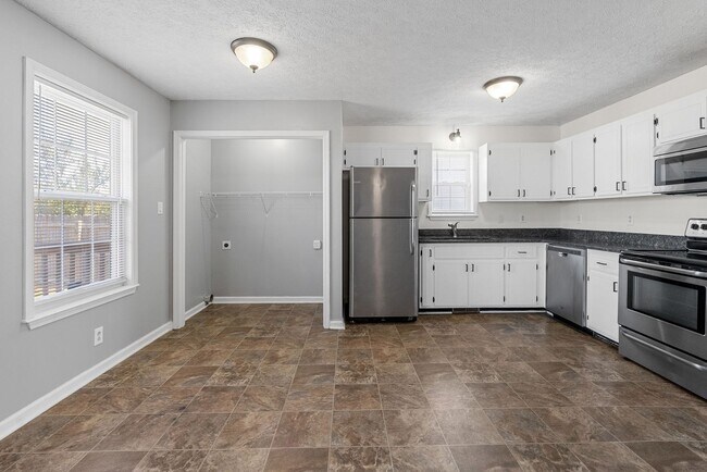 Building Photo - 100 Gleaves Ln