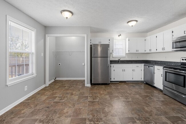 Building Photo - Oak Grove Cutie for Rent!