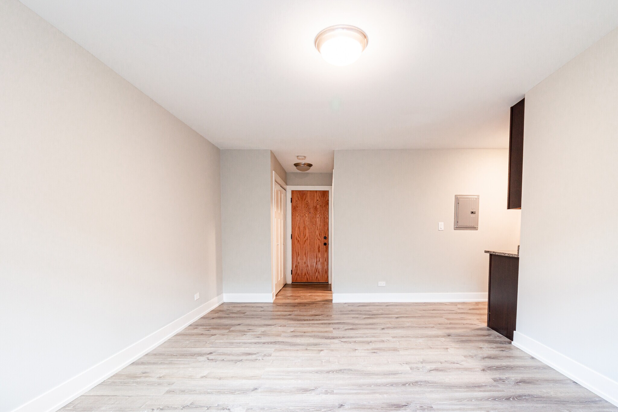 Building Photo - 525 W Surf St