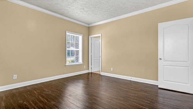 Building Photo - Spacious 3-Bedroom Home with Recent Upgrad...