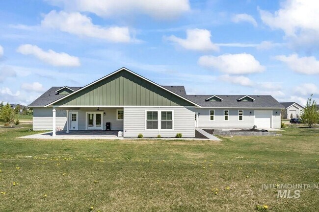 Building Photo - Beautiful 4/3 on TimberStone Golf Course