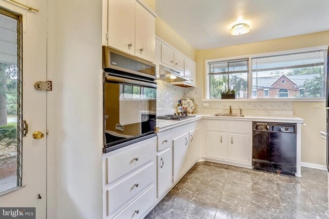 Building Photo - 6048 Rossmore Dr