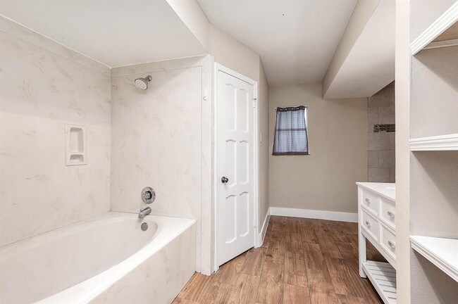 Building Photo - 10715 Elmdale Dr