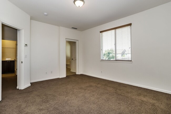Building Photo - West Roseville Solar! 3 Bedroom, Plus den/...