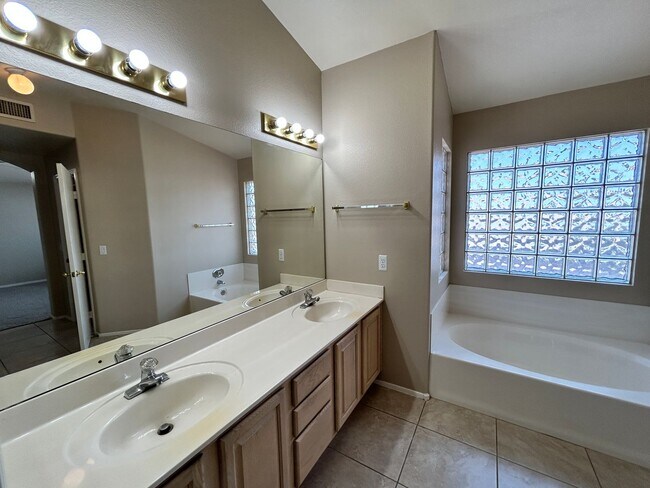 Building Photo - Spacious 4-Bedroom 3-Bath Peoria Home with...