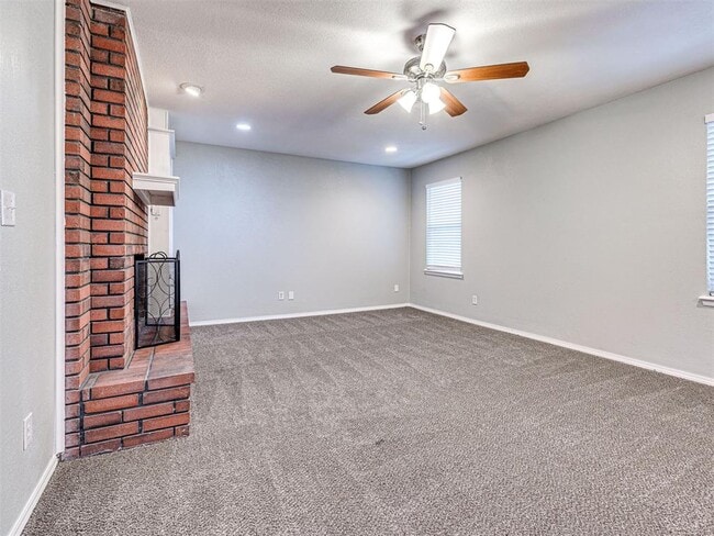 Building Photo - 305 Woodside Dr