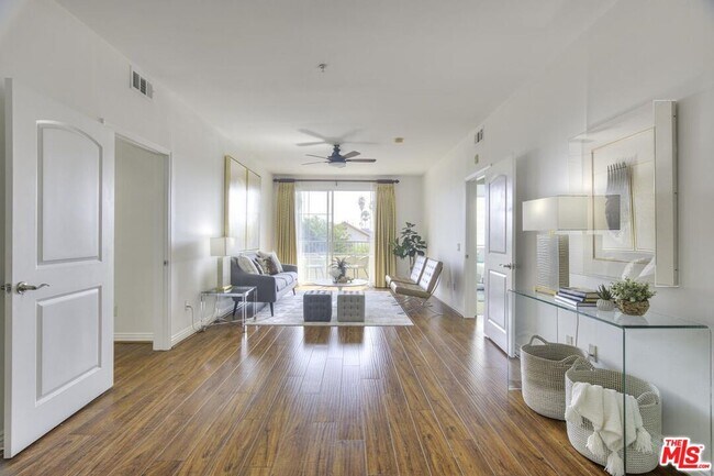 Building Photo - 601 Serrano Ave