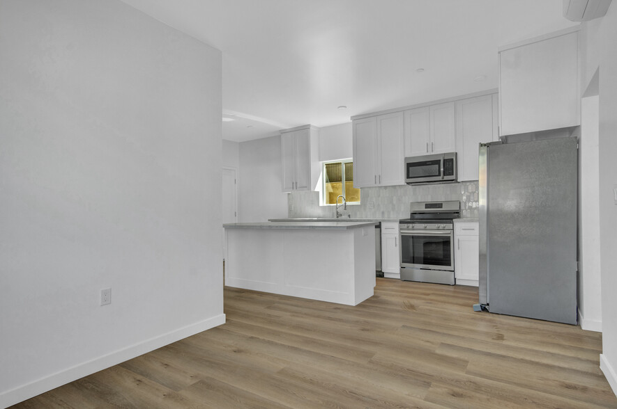Building Photo - 13804 Moorpark St