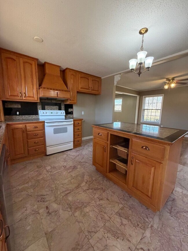 Building Photo - 1,640 Sq Ft | 4 Bed | 2 Bath