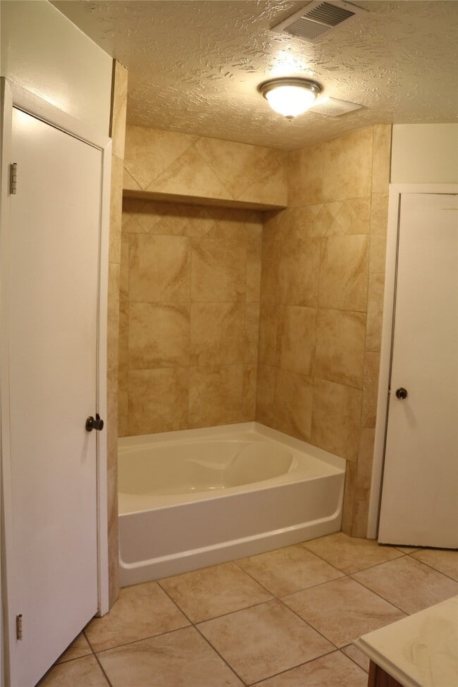 Building Photo - 414 Windhollow Cir