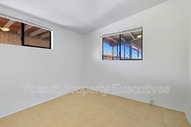 Building Photo - 1662 N Beverly Ave