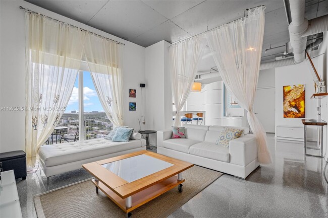 Building Photo - 10 SW South River Dr