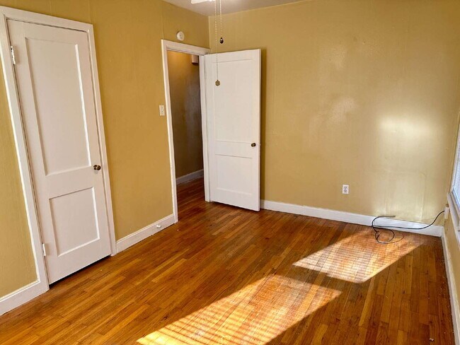 Building Photo - Character, Comfort & Convenience in Tech T...