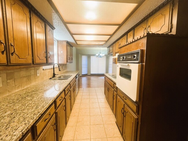 Building Photo - Norman. 3 bed, 2bath, 2 car garage with storm shelter