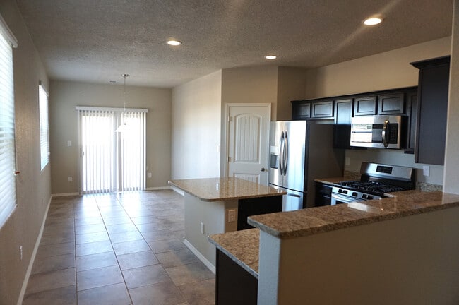 Building Photo - Spacious 4 bedroom Rio Rancho home in Enchanted Hills! Refrigerated air. Right off 550