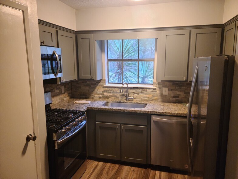 Building Photo - 17 Capewood Ct
