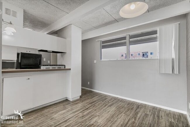 Building Photo - Beautifully Renovated 2Bdm 2Ba Apartment in Phoenix - MI Special