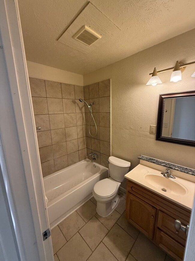 Building Photo - 4 bed , 1.5 bath , inside laundry, fenced yard, ceramic flooring throughout!