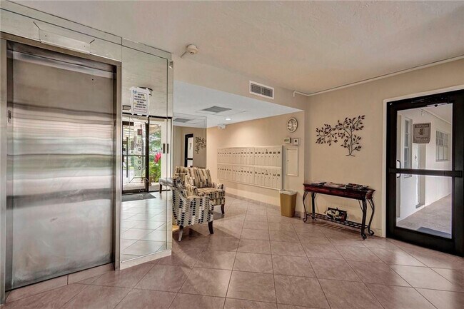 Building Photo - 3051 S Palm Aire Dr