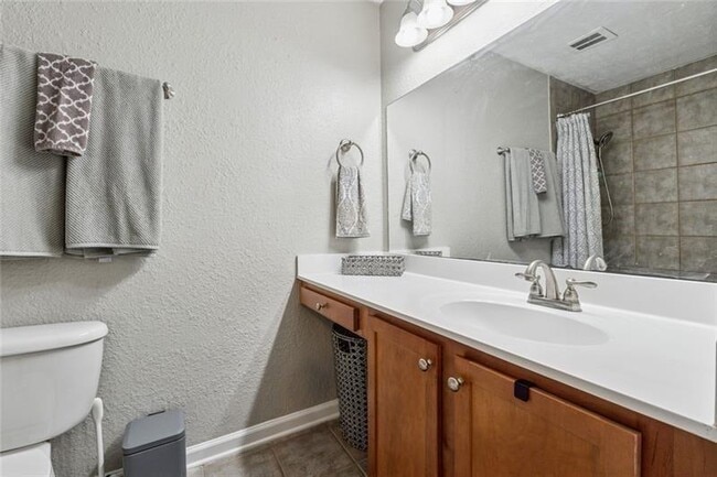 Building Photo - 135 N River Dr