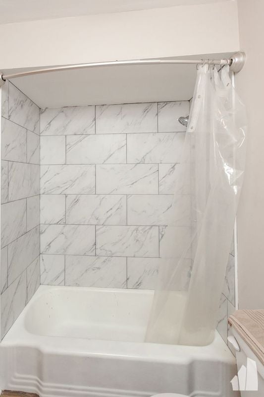 Building Photo - 6427 N Hermitage Ave