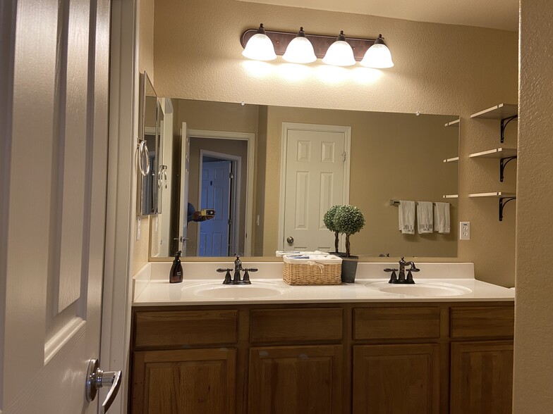 Building Photo - 1350 S Greenfield Rd