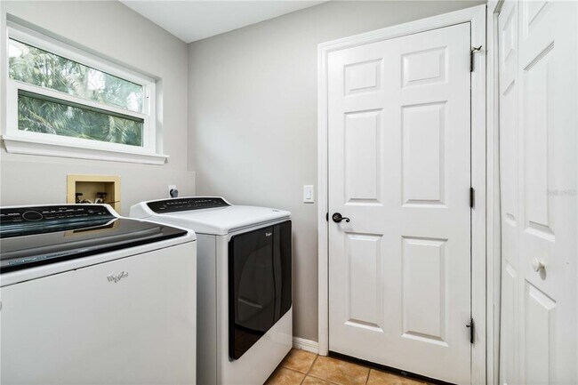 Building Photo - 7 Arbor Oaks Dr