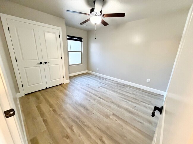Building Photo - 355 W 200 S