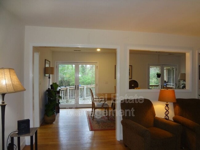 Building Photo - 806 Woodland Ave