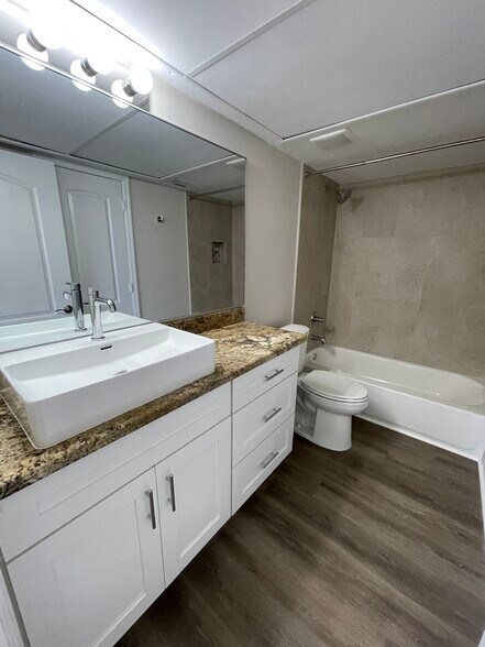 Building Photo - 2850 N Oakland Forest Dr