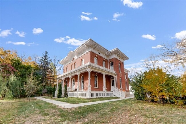 Building Photo - Historic, Character-Rich House - 3 Bed, 3 Bath (2 Full, 2 Half)