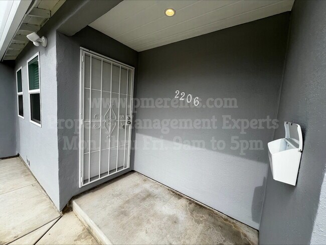 Building Photo - 2206 Buena Vista Ave