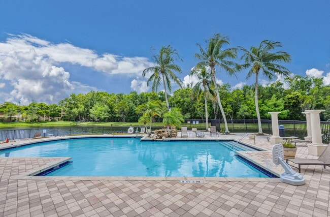 Building Photo - 1000 Crestwood Ct S