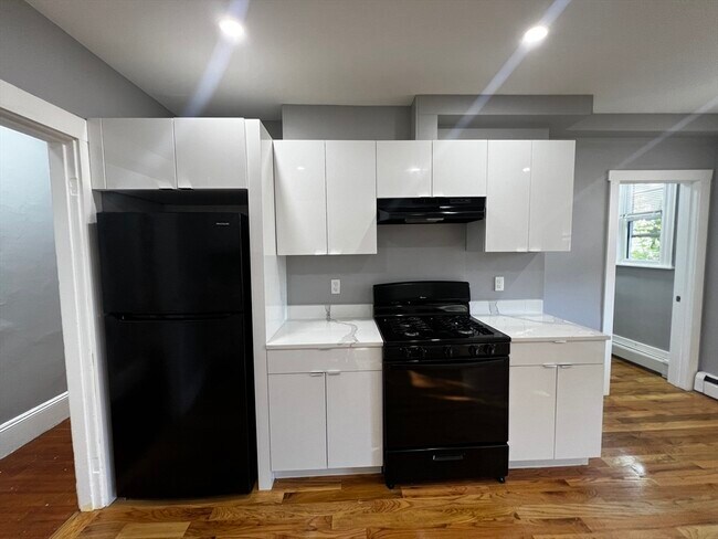 Building Photo - 5 Sunset St