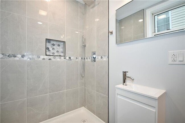 Building Photo - Beautifully Remodeled 3 Bedroom House in C...