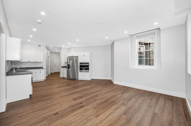 Building Photo - 241 W 6th St