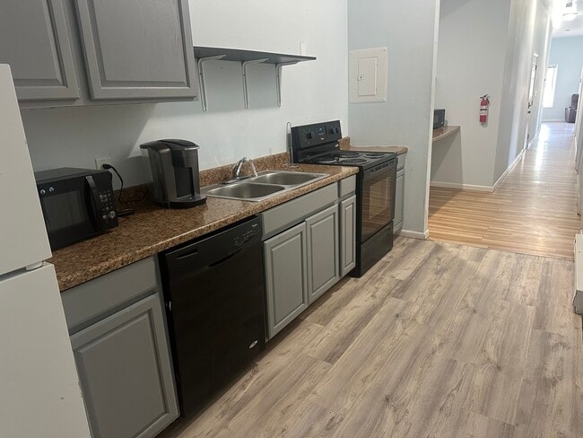 Building Photo - 5 Main St