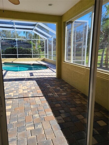 Building Photo - 9996 Cherry Hills Ave Cir