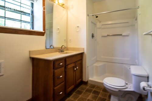 Building Photo - 3-bed 2-full-bath Duplex w/Double Garage  ...