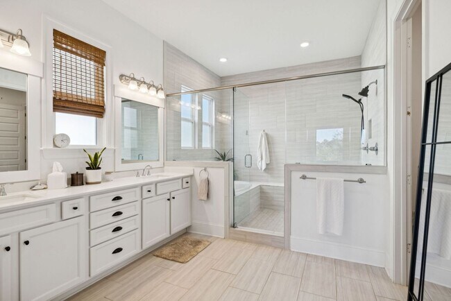 Building Photo - Luxurious living space *Fully furnished an...