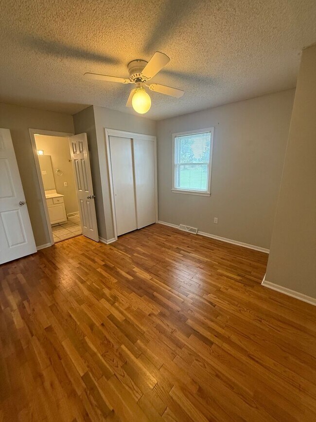 Building Photo - Charming 3-Bedroom, 3-Bathroom Farmhouse outside of Sturgeon MO - just 15 minutes from Columbia!