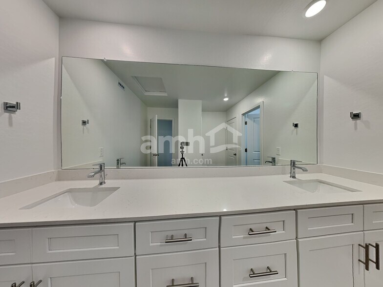 Building Photo - 1448 Aquamarine Dr