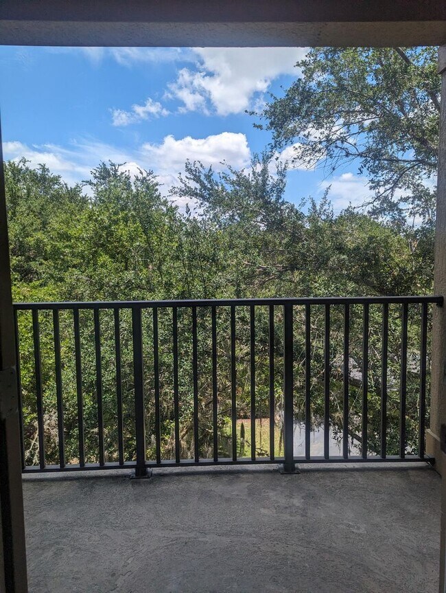 Building Photo - 2x2 Updated! New flooring, Stainless Steel...